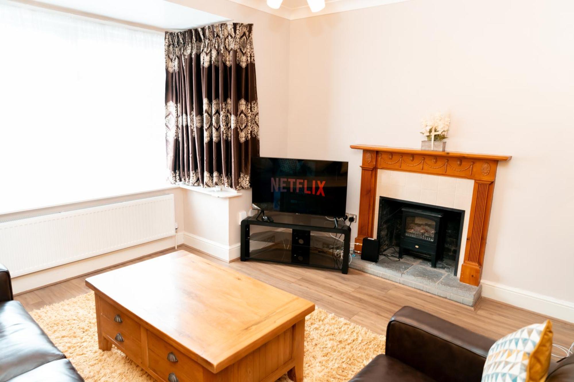 Frimley, Sleeps 6 With Free Parking, Free Wi-Fi And Netflix Apartment Exterior photo