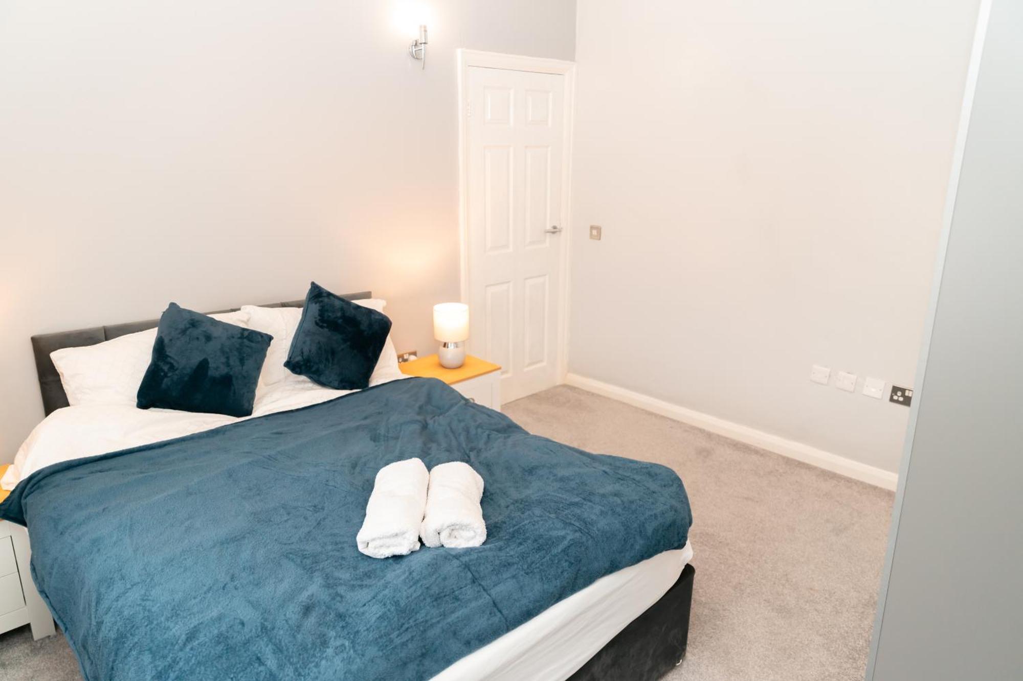 Frimley, Sleeps 6 With Free Parking, Free Wi-Fi And Netflix Apartment Exterior photo