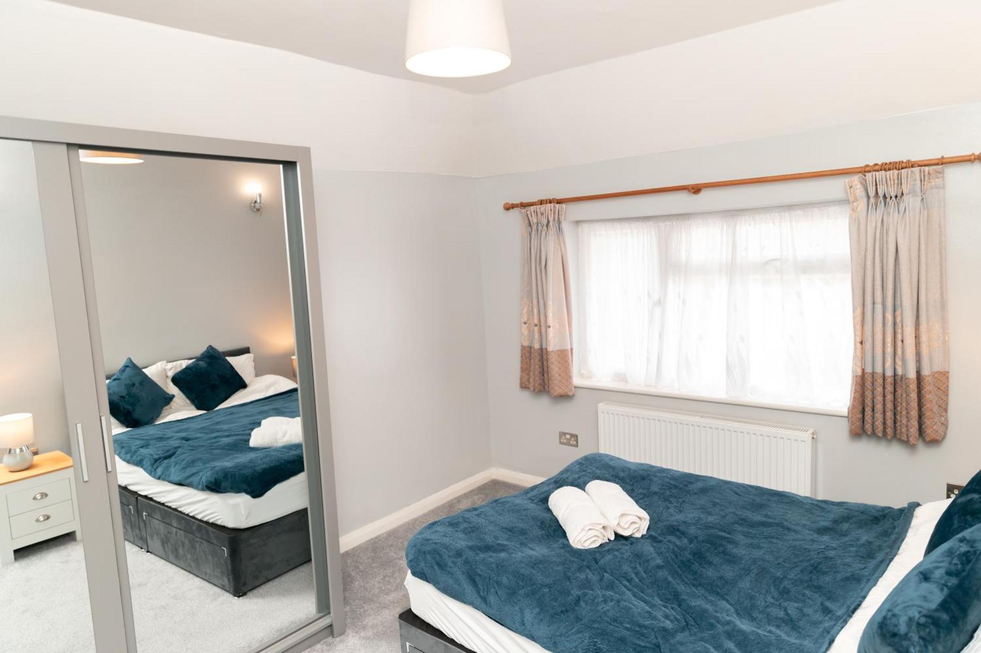 Frimley, Sleeps 6 With Free Parking, Free Wi-Fi And Netflix Apartment Exterior photo