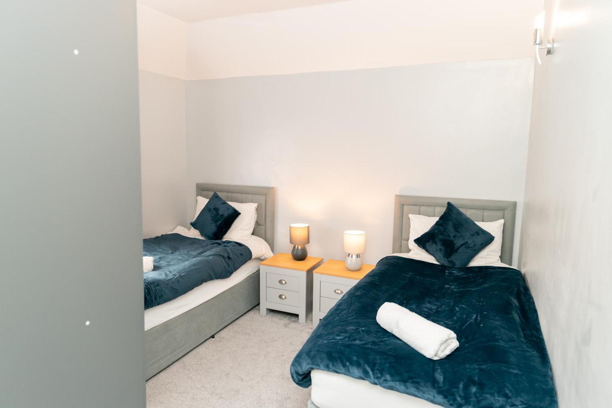 Frimley, Sleeps 6 With Free Parking, Free Wi-Fi And Netflix Apartment Exterior photo