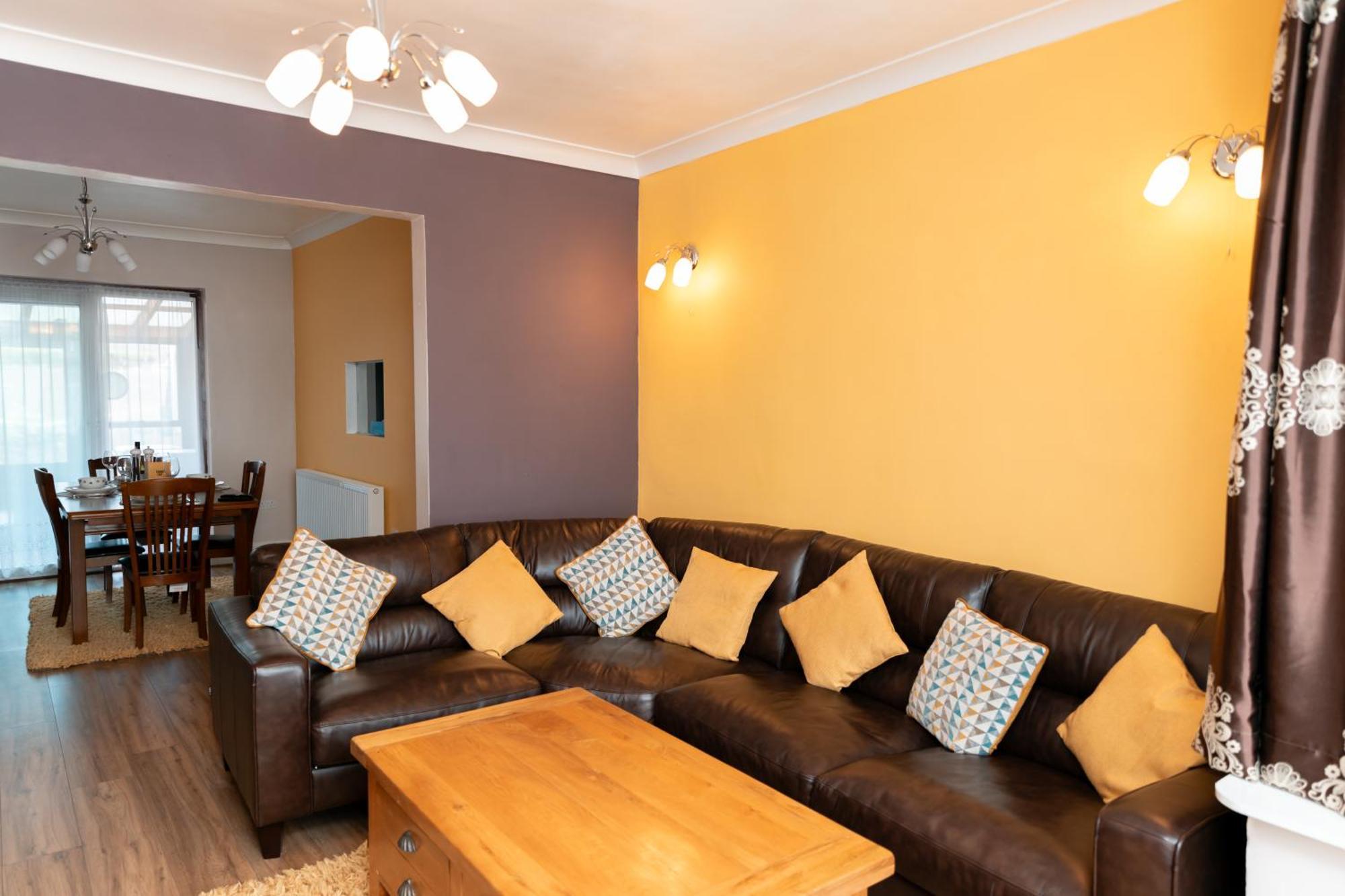 Frimley, Sleeps 6 With Free Parking, Free Wi-Fi And Netflix Apartment Exterior photo